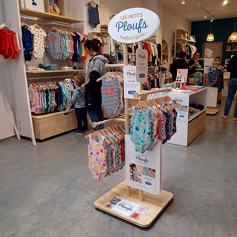 Penderie bois dans un magasin