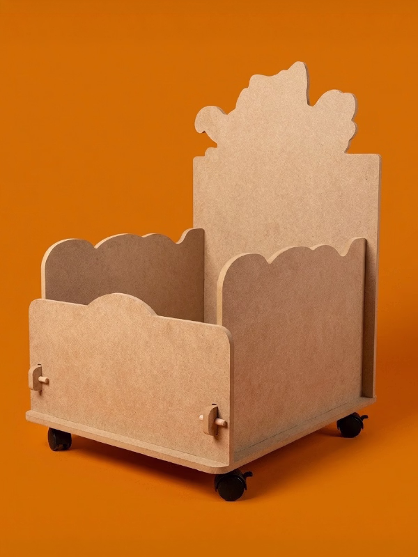 Coffre en bois à roulettes